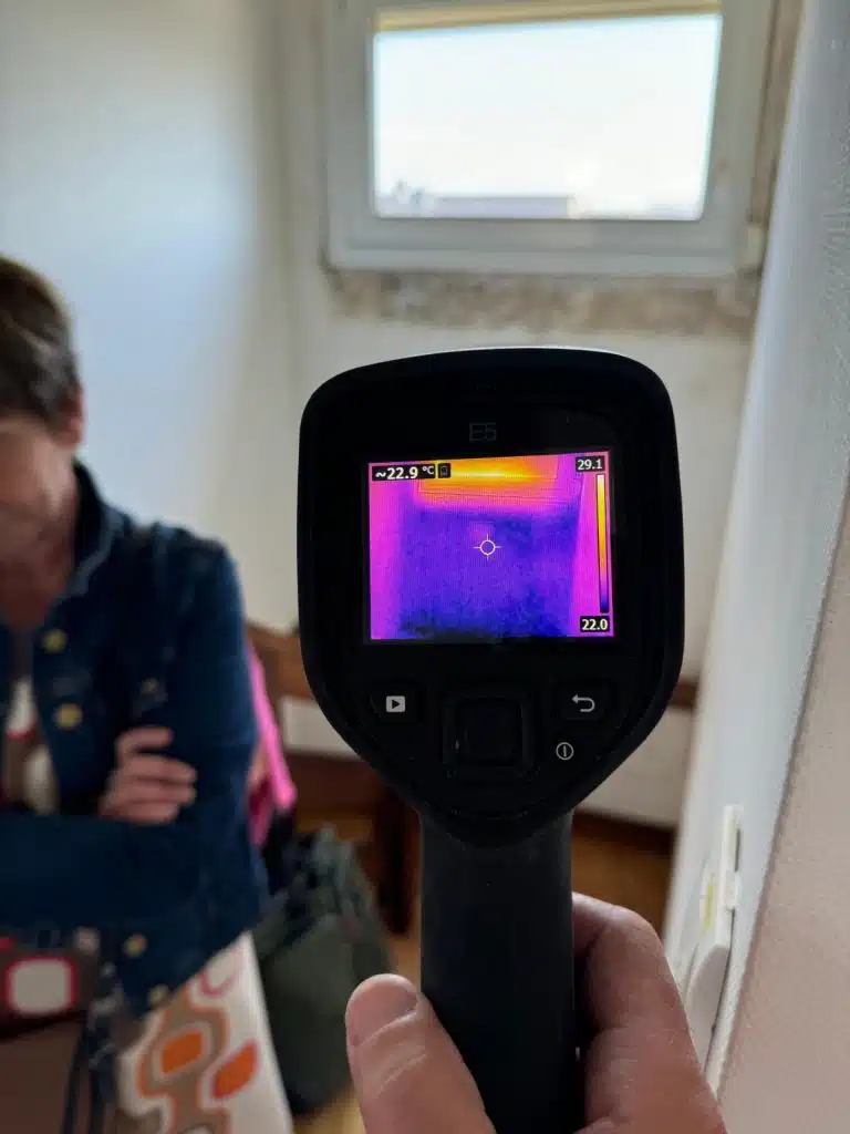 Caméra thermique révélant des ponts thermiques dans l’isolation intérieure d’un logement