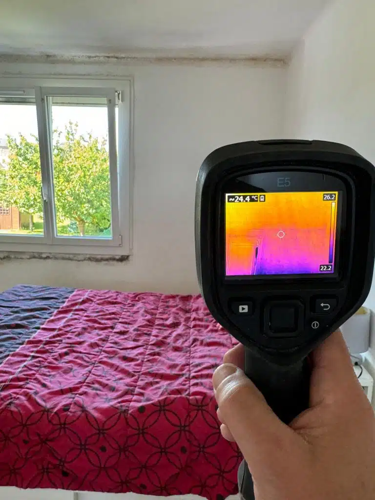 Image thermique montrant les différences de température sur les murs d'une chambre