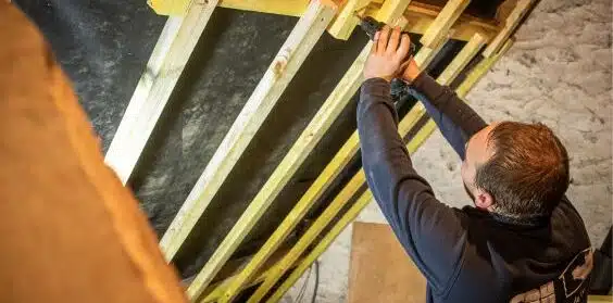 Pose d’isolation intérieure des rampants pour améliorer la performance thermique