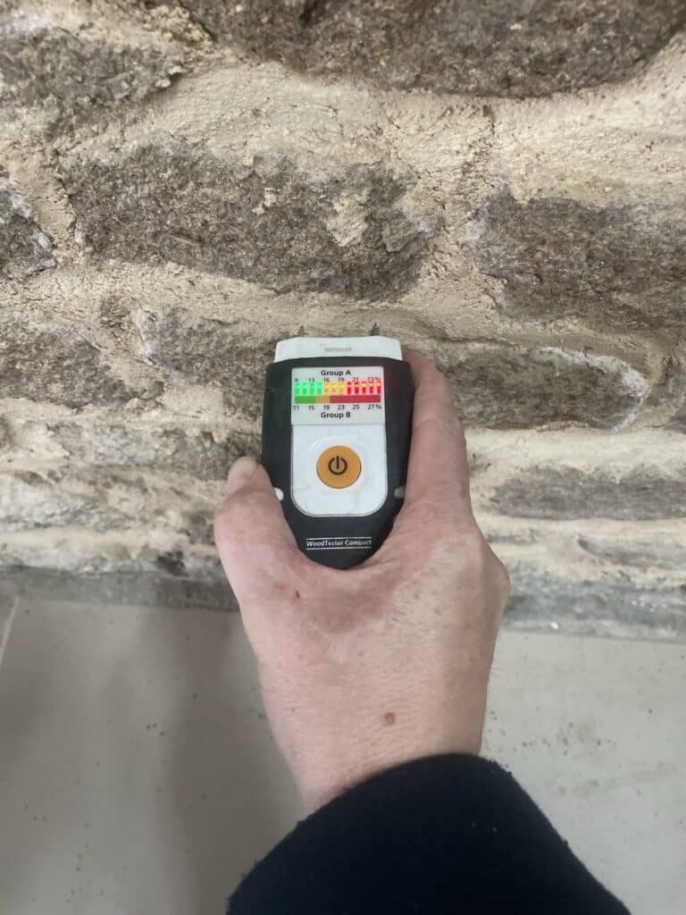 Murs humides causés par remontées capillaires à Quimper