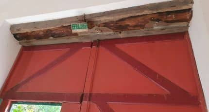 Traitement du capricorne sur une poutre de vieille grange de Bruz