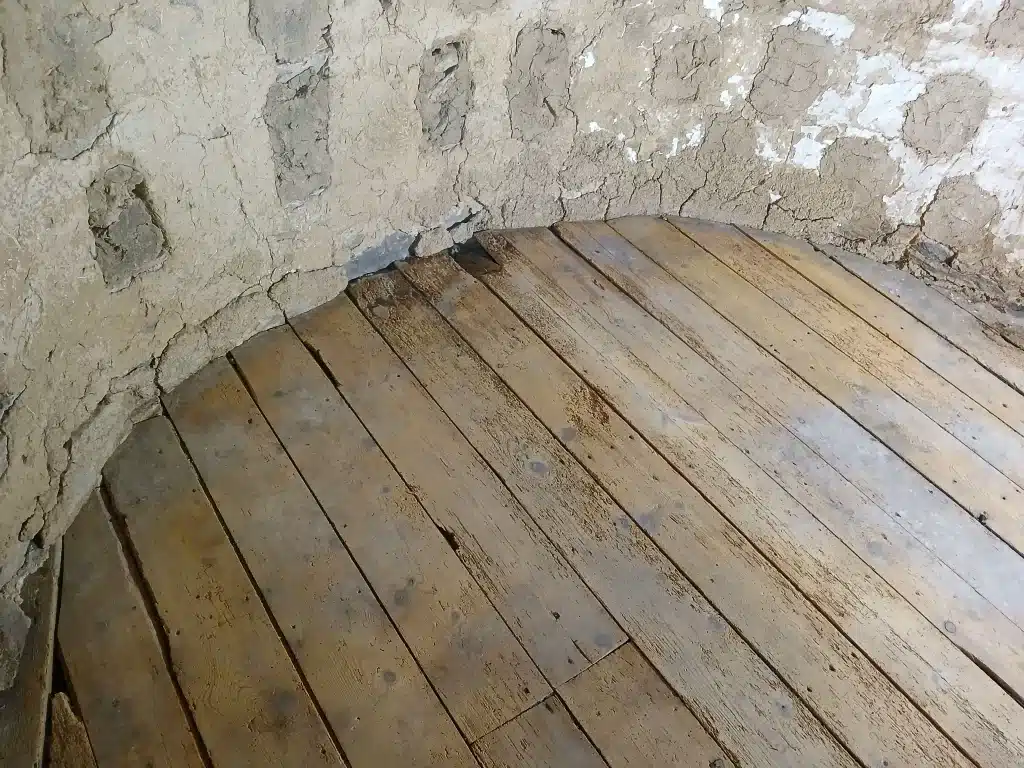 Plancher ancien en lames de bois avec traces de décapage lors d'un chantier de sablage à Lannion.